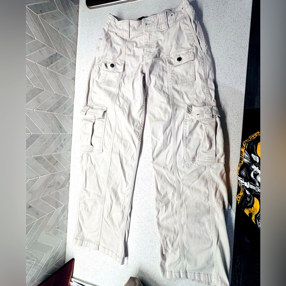 Woman’s Low-Rise baggy Cargos